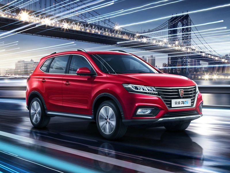 Roewe RX5 I، دفع رباعي 5 أبواب — منظر أمامي بزاوية ثلاثة أرباع