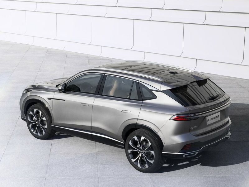 Roewe RX5 ثانياً، دفع رباعي 5 أبواب — منظر خلفي بزاوية ثلاثة أرباع