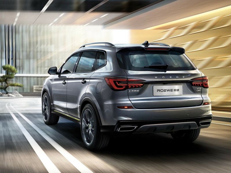 Roewe RX5 أنا فيس ليفت، دفع رباعي 5 أبواب Plus — منظر خلفي بزاوية ثلاثة أرباع