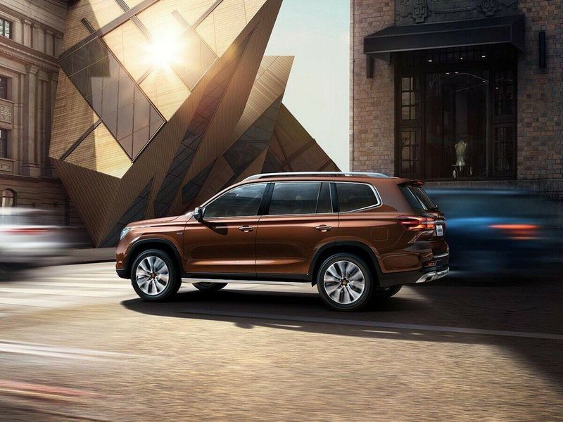 Roewe RX8, Внедорожник 5 дв. — вид справа