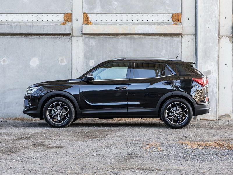SsangYong Korando رابعاً، دفع رباعي 5 أبواب — منظر من الجانب الأيمن