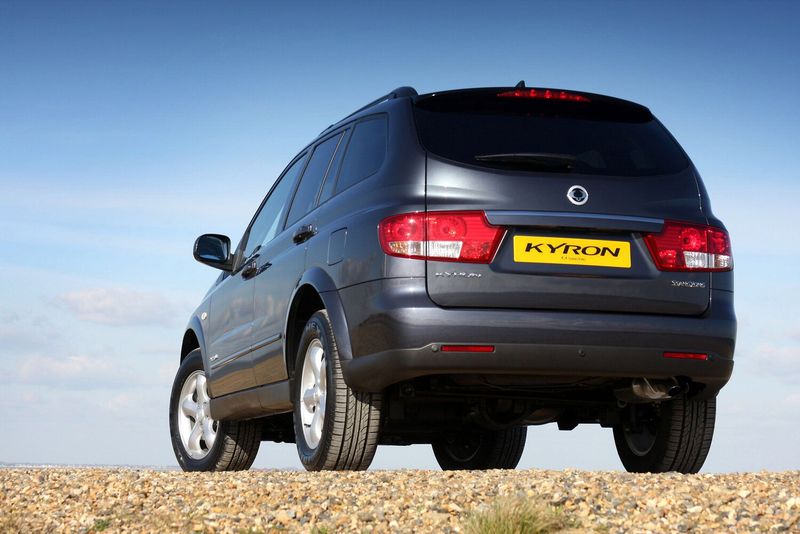 SsangYong Kyron I Рестайлинг, Внедорожник 5 дв. — вид сзади слева