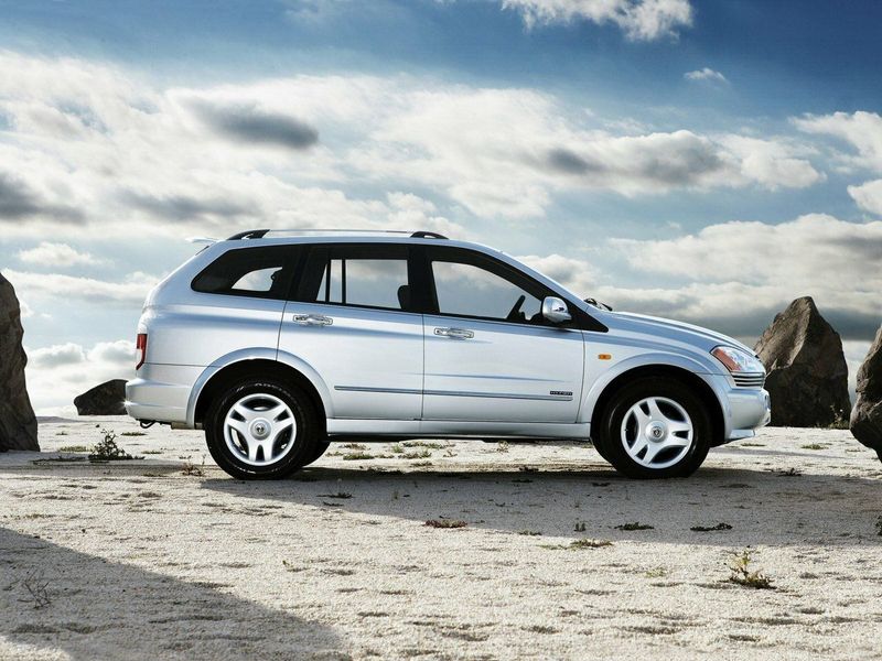 SsangYong Kyron I، دفع رباعي 5 أبواب — منظر من الجانب الأيسر