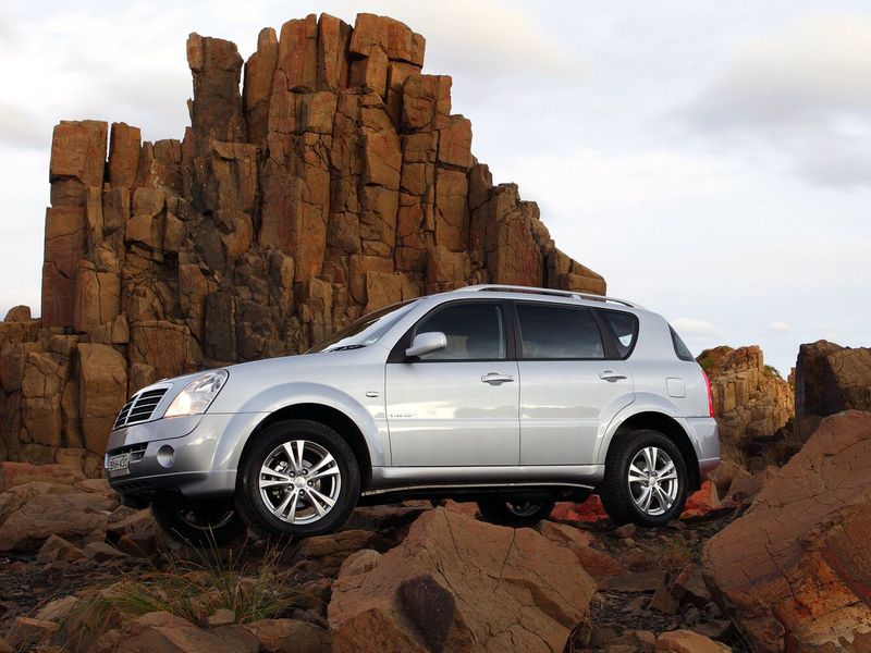 SsangYong Rexton II, Внедорожник 5 дв. — вид спереди слева