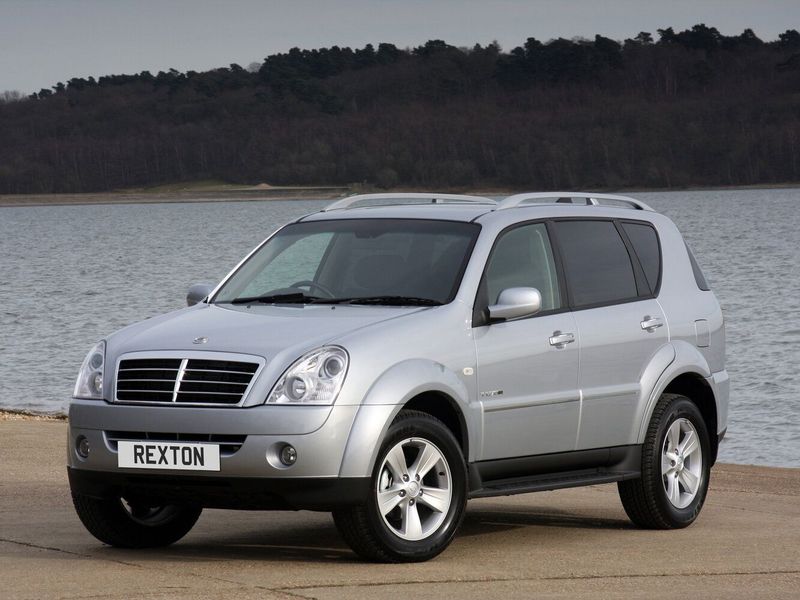 SsangYong Rexton II, Внедорожник 5 дв. — вид спереди справа