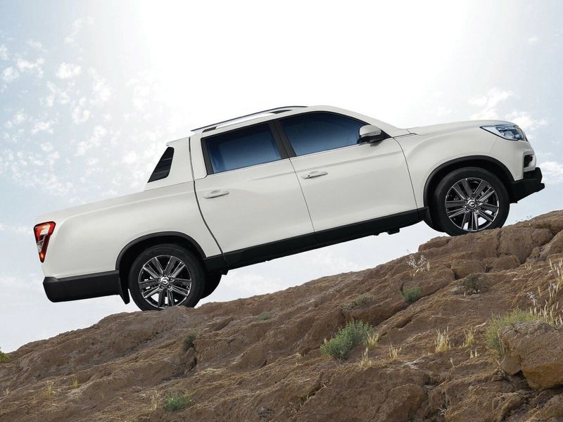 SsangYong Rexton Sports I, Пикап двойная кабина Khan — вид сзади в три четверти