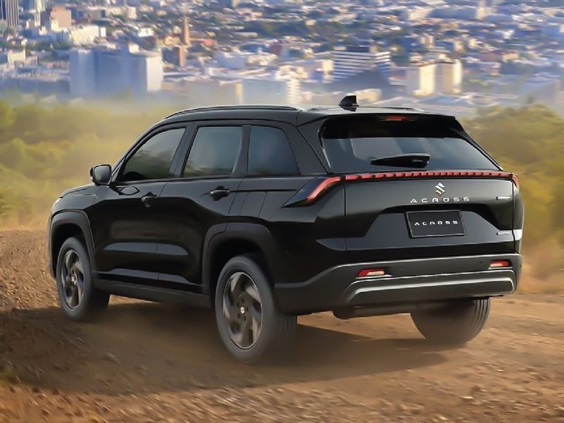Suzuki Across أنا (سوق الإمارات العربية المتحدة)، دفع رباعي 5 أبواب — منظر خلفي بزاوية ثلاثة أرباع