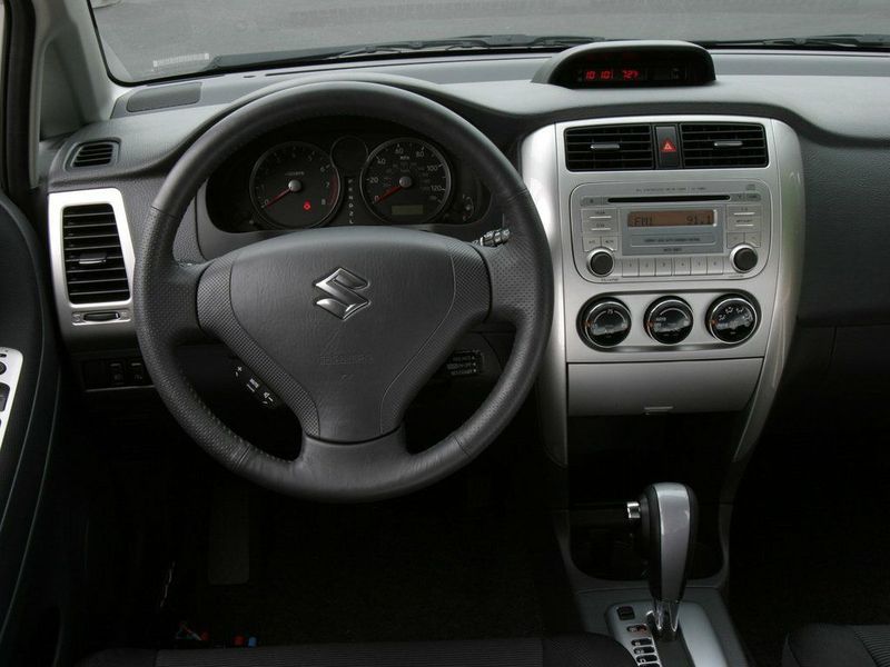 Suzuki Aerio، سيدان — منطقة السائق