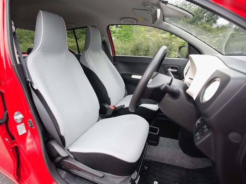 Suzuki Alto VIII (HA36), Хэтчбек 5 дв. — передние сиденья