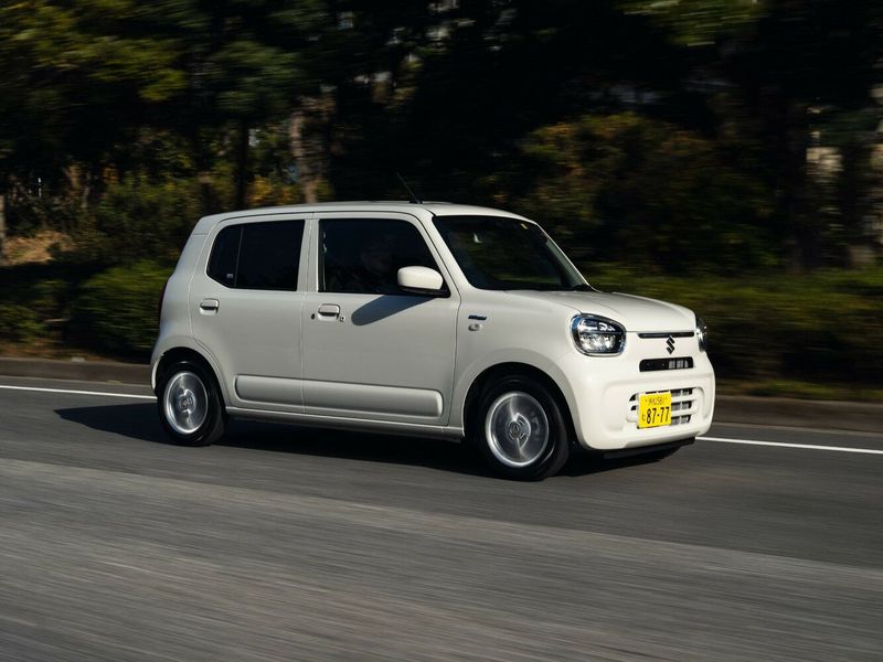 Suzuki Alto IX (HA37), Хэтчбек 5 дв. — вид спереди в три четверти