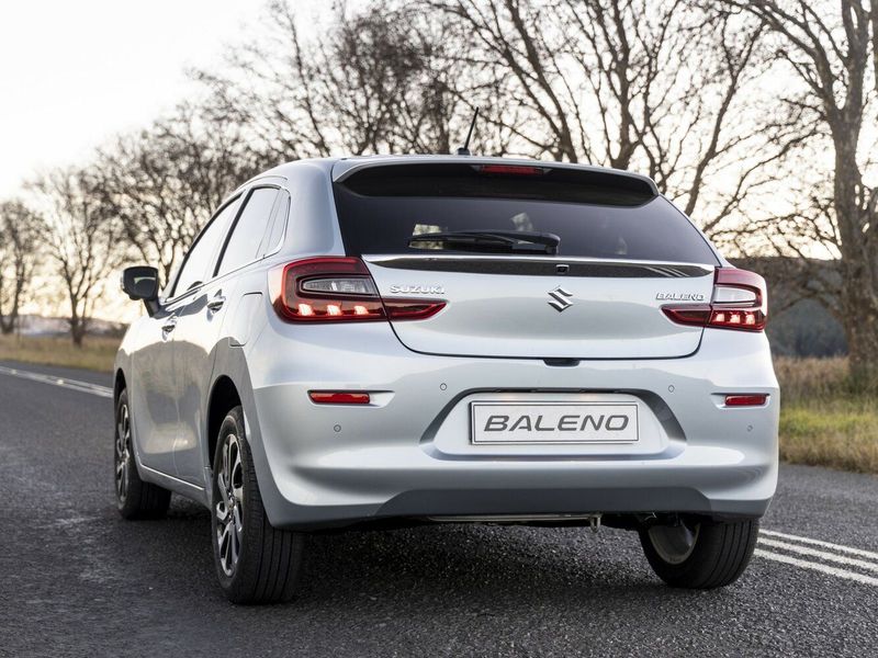 Suzuki Baleno ثالثاً، هاتشباك 5 أبواب — منظر خلفي بزاوية ثلاثة أرباع