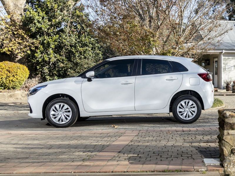 Suzuki Baleno ثالثاً، هاتشباك 5 أبواب — منظر من الجانب الأيمن