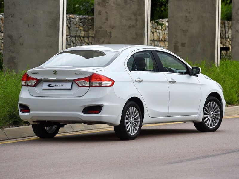 Suzuki Ciaz I، سيدان — منظر خلفي بزاوية ثلاثة أرباع