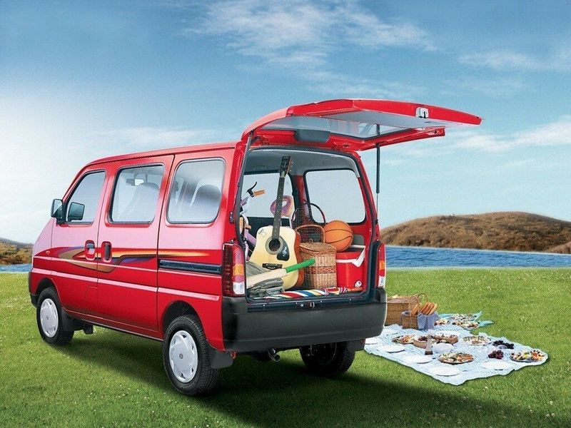 Suzuki Eeco، فان مدمج — منظر خلفي بزاوية ثلاثة أرباع