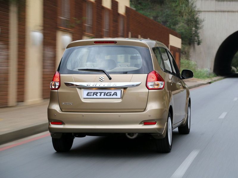 Suzuki Ertiga أنا فيس ليفت، فان مدمج — منظر خلفي بزاوية ثلاثة أرباع