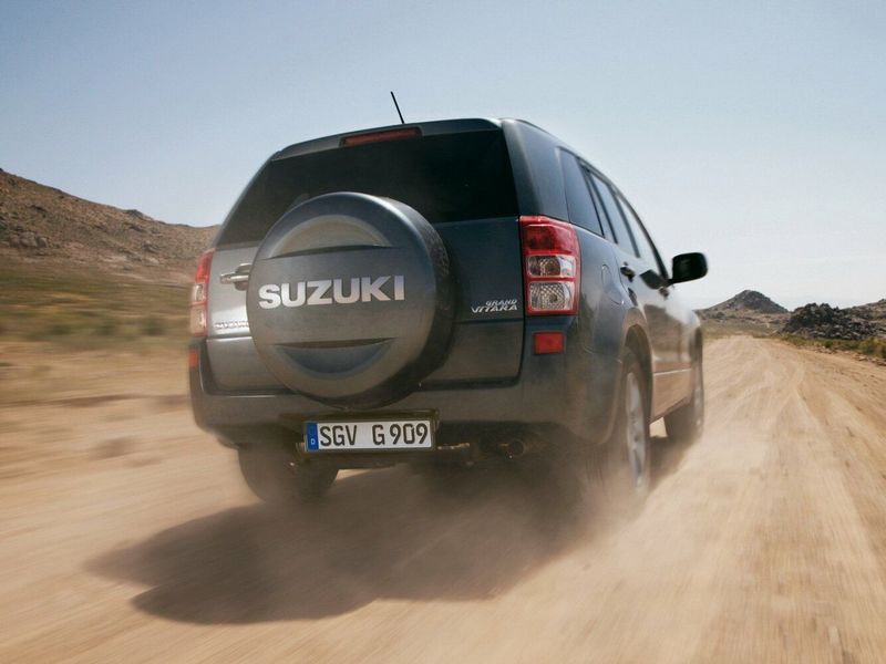 Suzuki Grand Vitara فيس ليفت الثاني، دفع رباعي 5 أبواب — منظر خلفي بزاوية ثلاثة أرباع