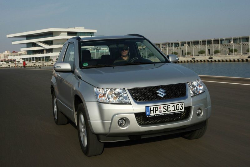 Suzuki Grand Vitara فيس ليفت الثاني، دفع رباعي 3 أبواب — منظر أمامي أيمن
