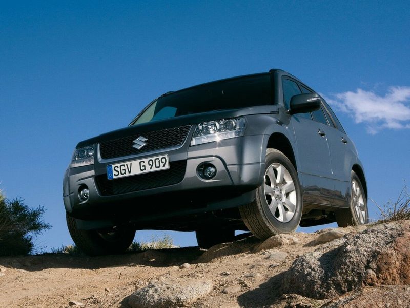Suzuki Grand Vitara فيس ليفت الثاني، دفع رباعي 5 أبواب — منظر أمامي أيمن