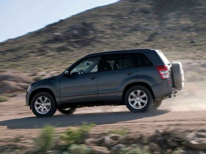 Suzuki Grand Vitara فيس ليفت الثاني، دفع رباعي 5 أبواب — منظر من الجانب الأيمن