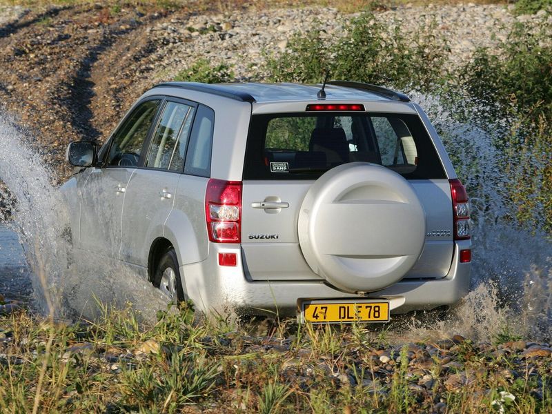 Suzuki Grand Vitara II, Внедорожник 5 дв. — вид сзади справа
