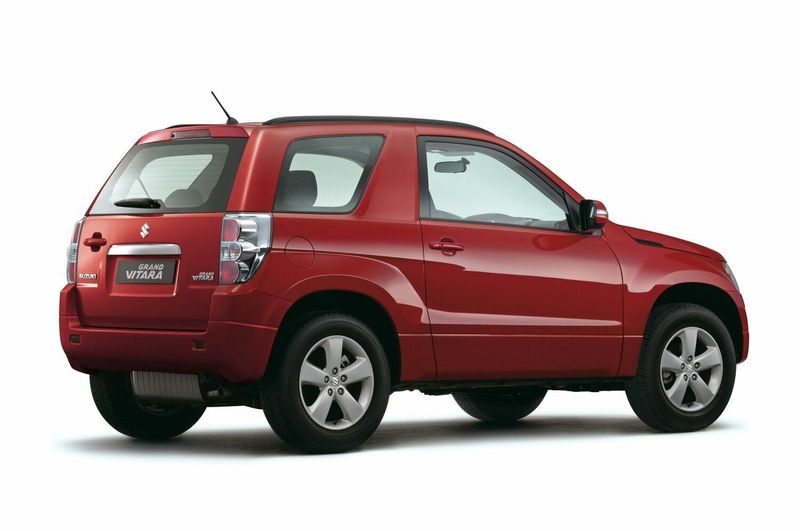 Suzuki Grand Vitara فيس ليفت الثاني، دفع رباعي 3 أبواب — منظر خلفي أيمن