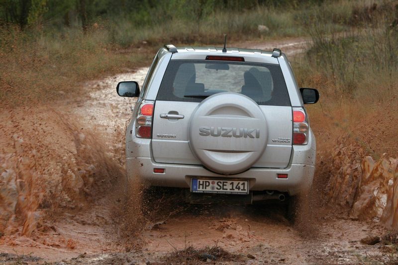 Suzuki Grand Vitara فيس ليفت الثاني، دفع رباعي 3 أبواب — منظر خلفي