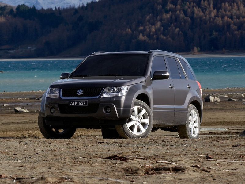 Suzuki Grand Vitara فيس ليفت الثاني، دفع رباعي 5 أبواب — منظر أمامي أيمن