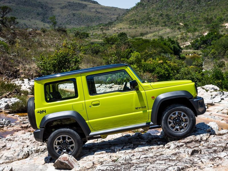 Suzuki Jimny رابعاً، دفع رباعي 3 أبواب — منظر من الجانب الأيمن
