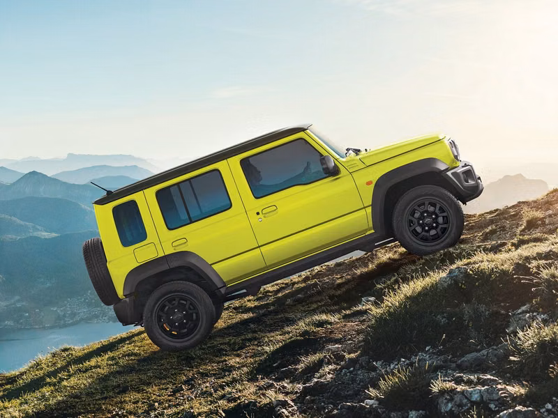 Suzuki Jimny رابعاً، دفع رباعي 5 أبواب — منظر أمامي بزاوية ثلاثة أرباع