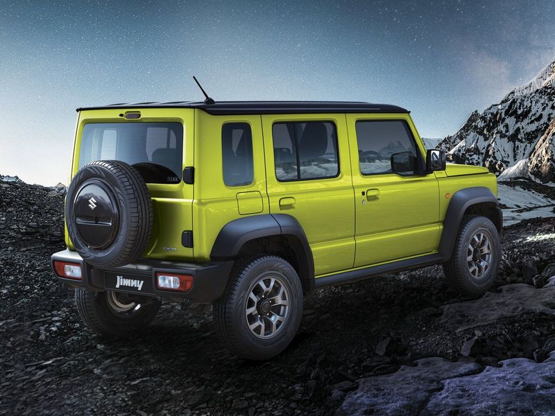 Suzuki Jimny رابعاً، دفع رباعي 5 أبواب — منظر خلفي بزاوية ثلاثة أرباع