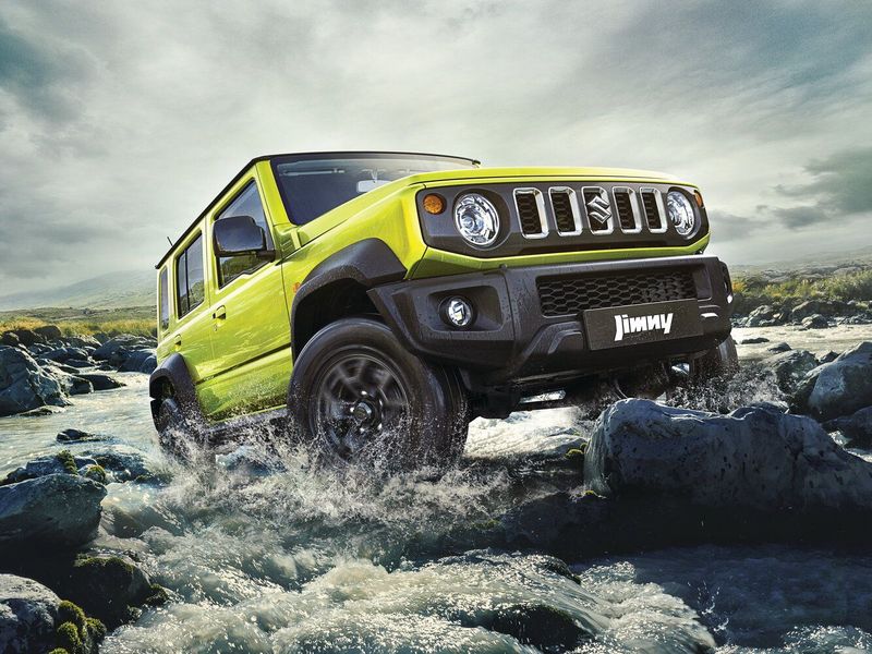Suzuki Jimny رابعاً، دفع رباعي 5 أبواب — منظر أمامي أيسر