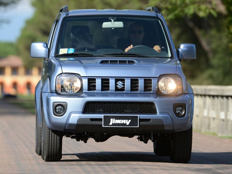 Suzuki Jimny ثالثاً فيس ليفت 2، دفع رباعي 3 أبواب — منظر أمامي