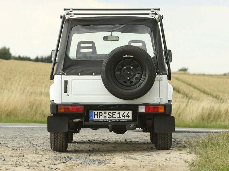 Suzuki Samurai, Внедорожник Открытый — вид сзади