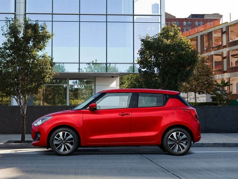 Suzuki Swift V، هاتشباك 5 أبواب — منظر من الجانب الأيسر