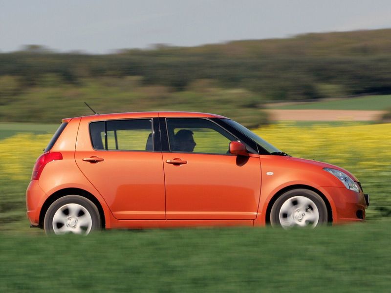 Suzuki Swift ثالثاً، هاتشباك 5 أبواب — منظر من الجانب الأيسر