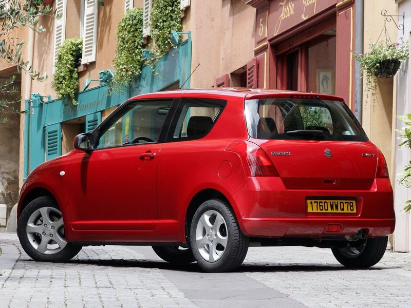 Suzuki Swift ثالثاً، هاتشباك 3 أبواب — منظر خلفي أيسر