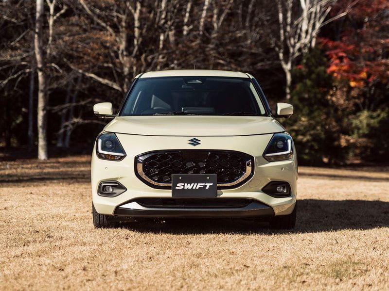 Suzuki Swift سادساً، هاتشباك 5 أبواب — منظر أمامي