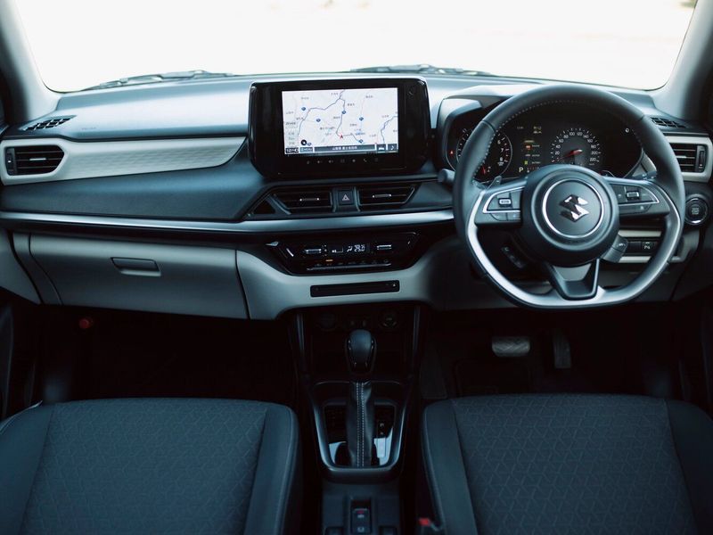 Suzuki Swift سادساً، هاتشباك 5 أبواب — منطقة السائق