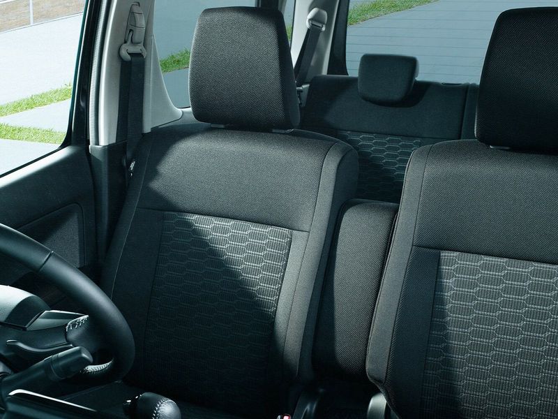 Suzuki Wagon R فيس ليفت السادس، هاتشباك 5 أبواب — المقاعد الأمامية