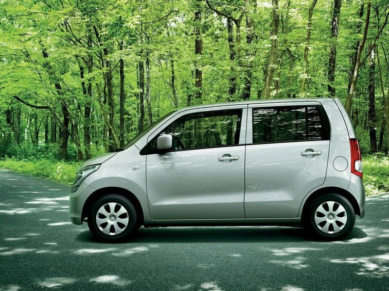 Suzuki Wagon R رابعاً، هاتشباك 5 أبواب — منظر من الجانب الأيسر