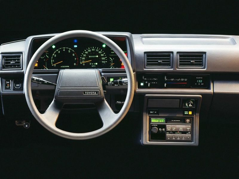 Toyota 4Runner I, Внедорожник 3 дв. — передняя панель