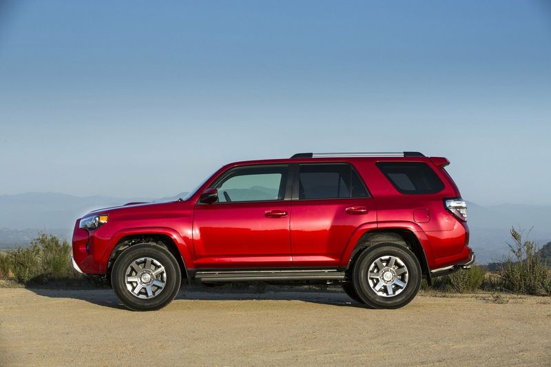 Toyota 4Runner فيس ليفت V، دفع رباعي 5 أبواب — منظر من الجانب الأيسر