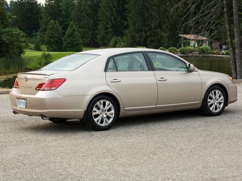 Toyota Avalon ثالثاً فيس ليفت، سيدان — منظر خلفي أيمن