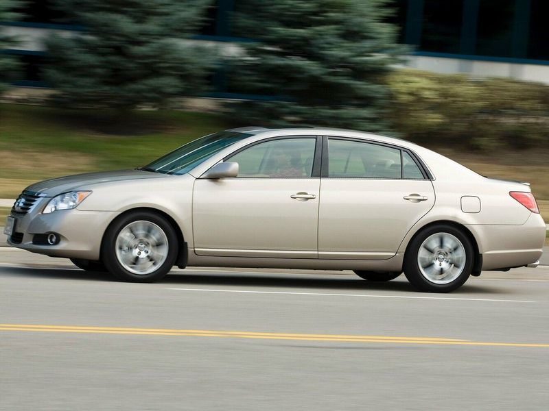 Toyota Avalon ثالثاً فيس ليفت، سيدان — منظر من الجانب الأيسر