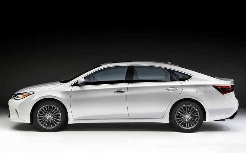 Toyota Avalon فيس ليفت IV، سيدان — منظر من الجانب الأيسر