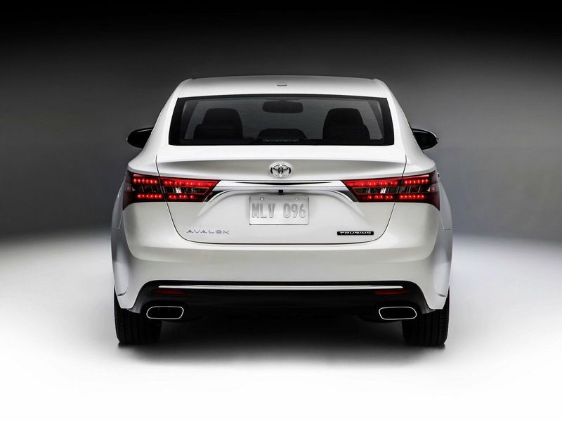 Toyota Avalon فيس ليفت IV، سيدان — منظر خلفي