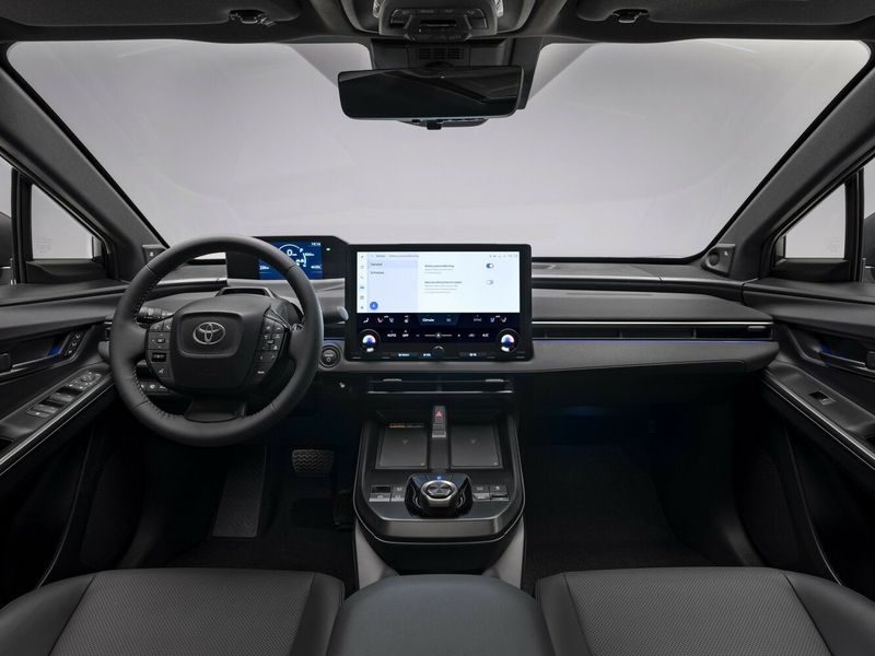 Toyota bZ4X I Рестайлинг, Внедорожник 5 дв. — место водителя