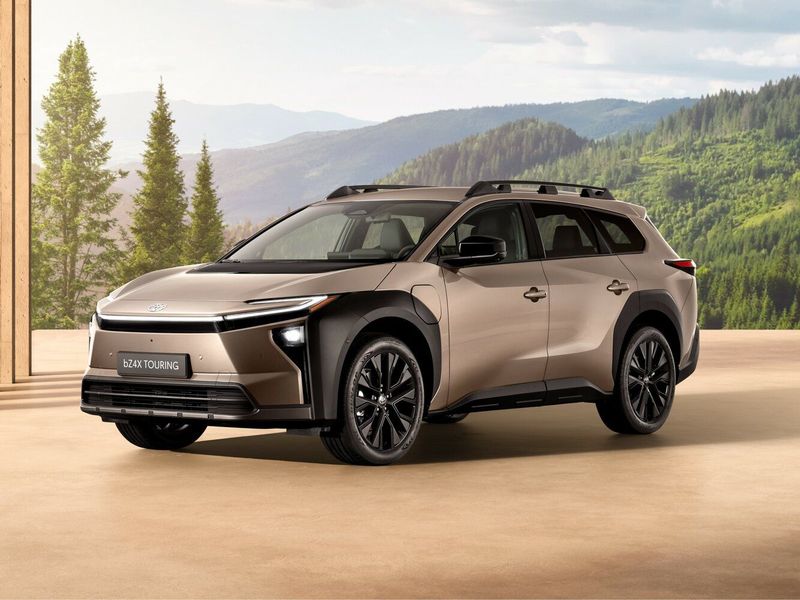 Toyota bZ4X I Рестайлинг, Внедорожник 5 дв. Touring — вид спереди слева