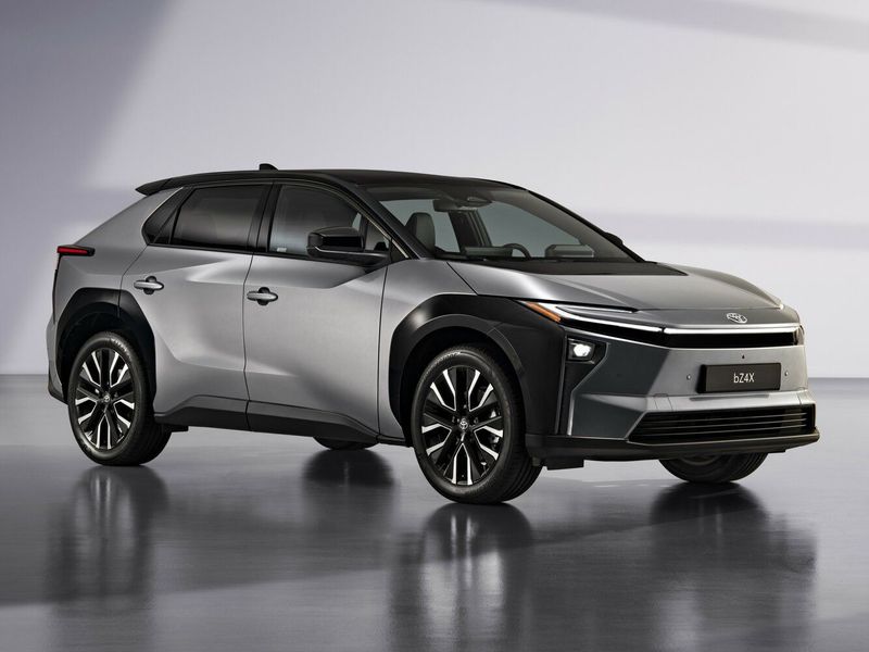 Toyota bZ4X I Рестайлинг, Внедорожник 5 дв. — вид спереди в три четверти