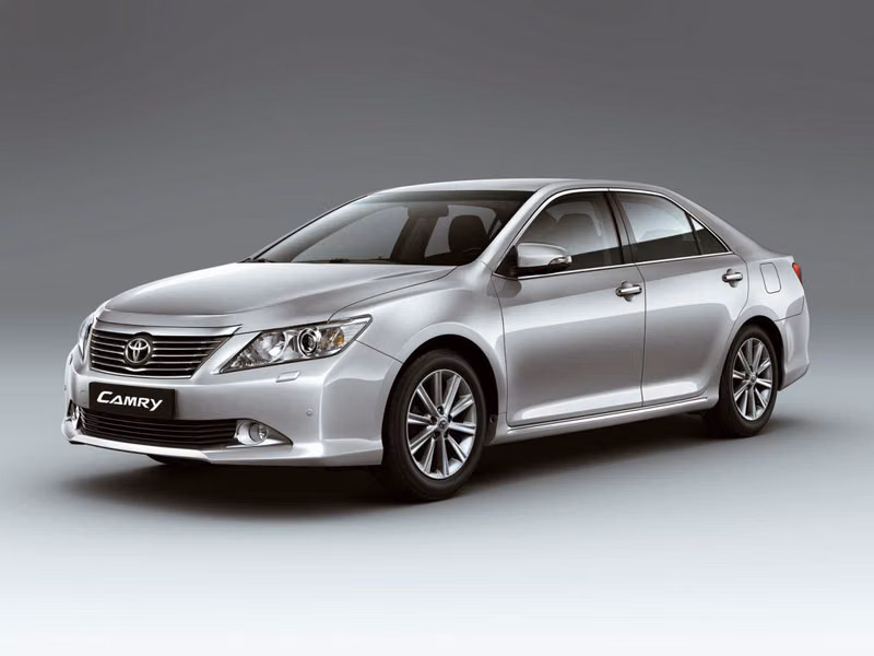 Toyota Camry سابعاً (XV50)، سيدان — منظر أمامي أيمن